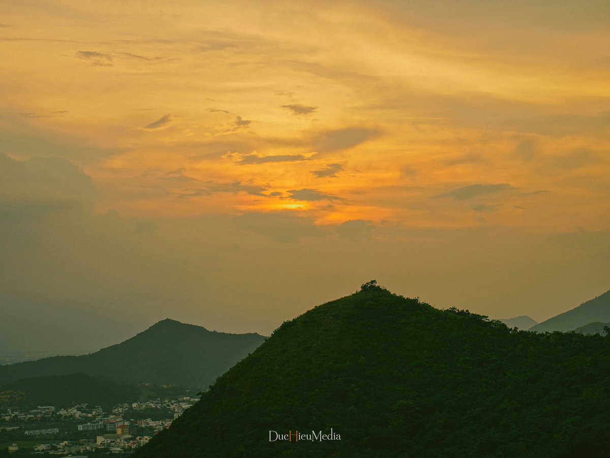 DucHieuMedia's tweet photo. #Núi #Cô #Tiên bao bọc phía Tây Bắc của thành phố. Điểm du lịch này tựa như một nét chấm phá khác biệt trong mắt của du khách khi nói về #Nha_Trang. Sẽ thật tuyệt vời khi đứng trên đỉnh cao nhất và nhìn ra toàn cảnh thành phố biển đẹp hút hồn!
#Camping https://t.co/jneXynMZ8O