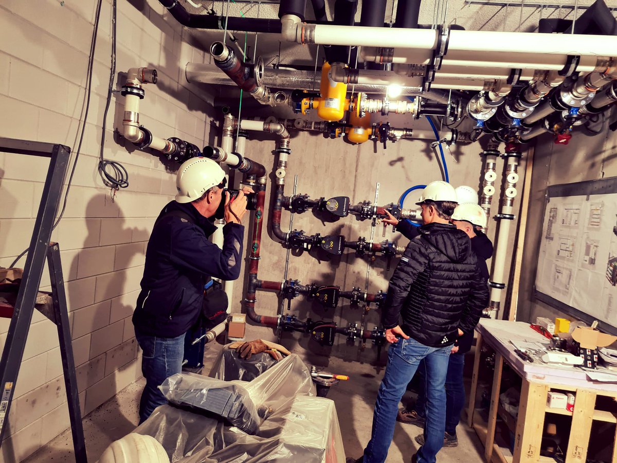 Voor de 37e editie van de Enervision betraden Bas Drost en Lucas Bos de Haagse duinen. Ze gingen om de tafel met Dick Roeleveld van Heating Service Installatietechniek B.V om dit bijzondere project door te nemen.

Journaliste: Els Legters -branieschopper-
Fotografie: Paul Lagro