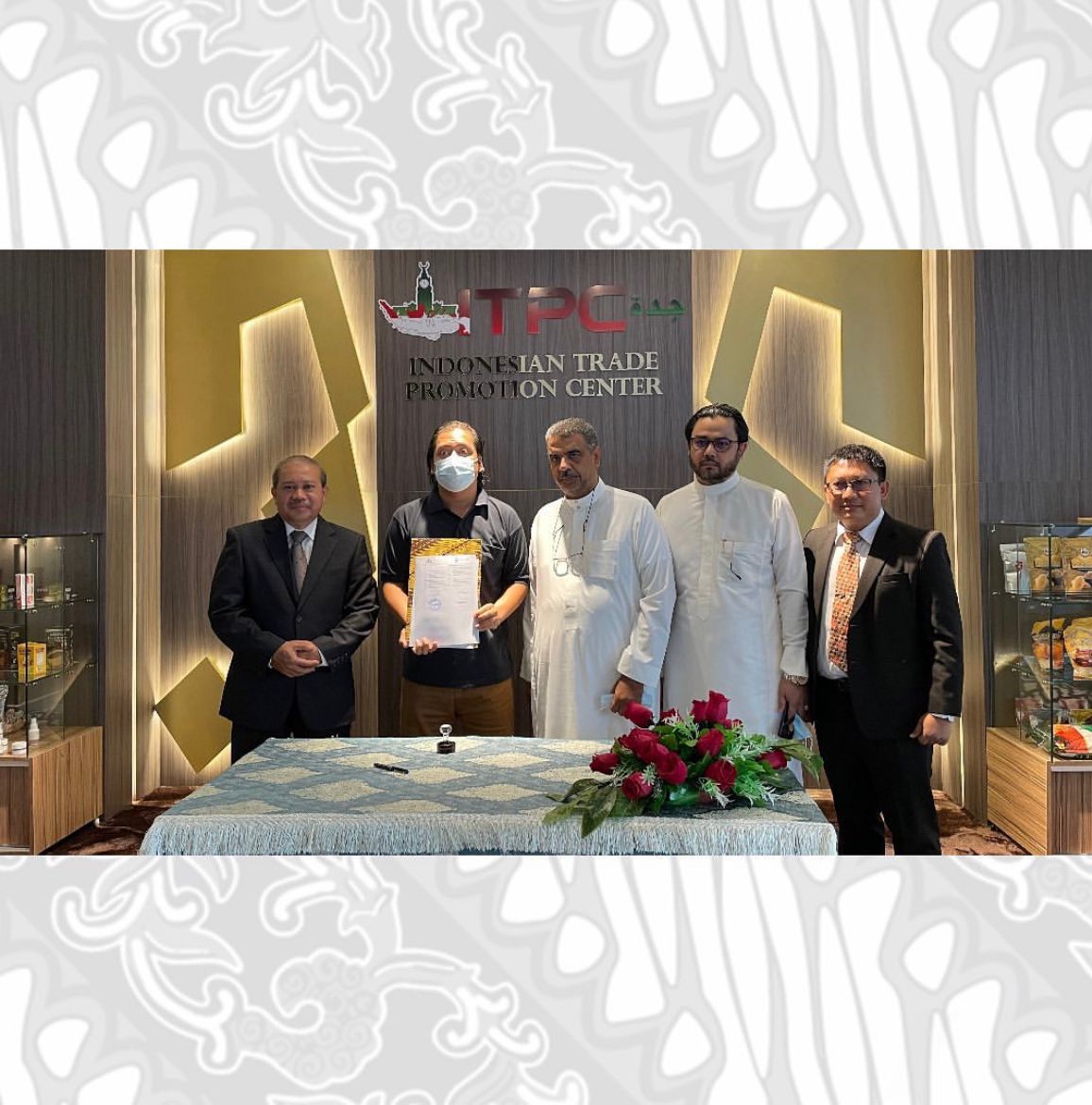 ItpcJeddah's tweet photo. من أجل تشجيع زيادة الصادرات إلى المملكة العربية السعودية، سهلت ITPC جدة توقيع مذكرات تفاهم / عقود من 5 مشترين سعوديين مع شركات إندونيسية بقيمة تزيد عن 50 مليون دولار أمريكي في مكتب ITPC في جدة.
ولتكونوا جزءًا من الصفقات التجارية الكبرى، رابط التسجيل: 
https://t.co/SlMYUnw7Df https://t.co/pXt2bH4ZRq