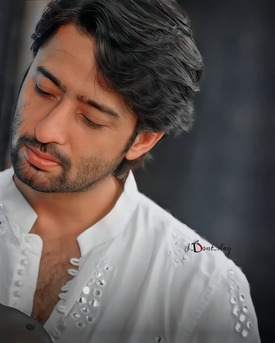 Downloaded the epi after a long time to capture this simple yet hot look of Dev but also that wholehearted laugh which I missed since a long time ❥ ◍•

• #ShaheerSheikh #KRPKAB3 •