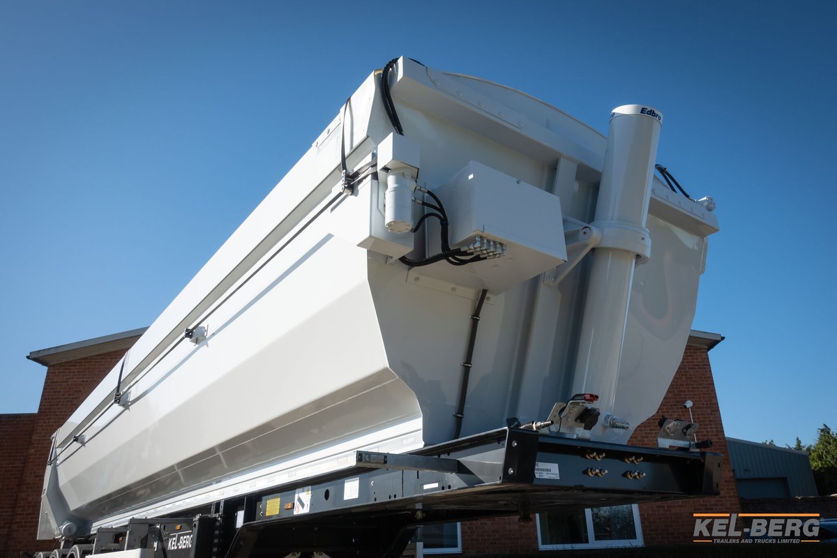 Kel_Berg's tweet photo. Another T100 delivered to Encric Ltd in County Fermanagh. Additionally, this trailer features a Dawbarn Hydroclear sheeting system and work lights. Thanks to brian for continually working with Kel-Berg, we appreciate all your business.
#aggregates #kelberg #edbro #jost https://t.co/795KifnSat