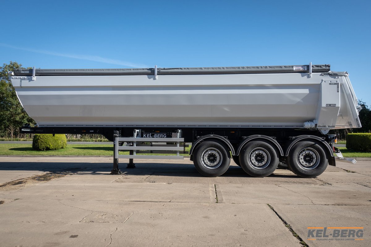Kel_Berg's tweet photo. Another T100 delivered to Encric Ltd in County Fermanagh. Additionally, this trailer features a Dawbarn Hydroclear sheeting system and work lights. Thanks to brian for continually working with Kel-Berg, we appreciate all your business.
#aggregates #kelberg #edbro #jost https://t.co/795KifnSat