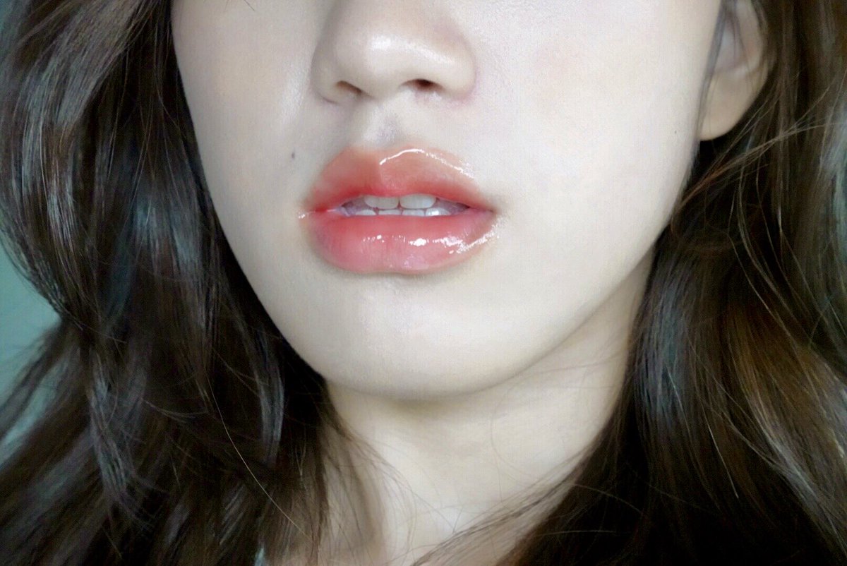 winny_lady_baba's tweet photo. ช่วงนี้วินนี่ปากแตกเพราะอากาศหนาวเลยเลยซื้อตัวลิปเซรั่มน้ำผึ้งญี่ปุ่นมาลองใช้ ตัวนี้ให้ความชุ่มชื่นแถมไม่หนักปากด้วย ทาได้ตลอดทั้งวันอีกด้วย😍ไม่เหนอะหนะและเหนียวปากเลย ตัวนี้มีสองสีแดงกับเหลือง
#ลิปเซรั่มน้ำผึ้งญี่ปุ่น #naturalhoneylipr #countryandstream #ลิปน้องหมี #ลิปเซรั่ม https://t.co/lNAKNdhq3o
