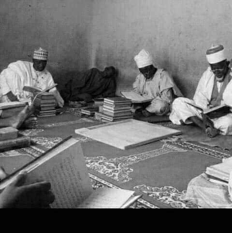 AlhafizNafiu's tweet photo. A University where its students don't care about certificate or CGPA, neither grades nor graduations; and are more knowledgeable than the whole Ministry of Education 😊.

Ilimin kawai ake zubawa Kaman ruwan sama...✍🏼 https://t.co/5FE0zwoJ1s