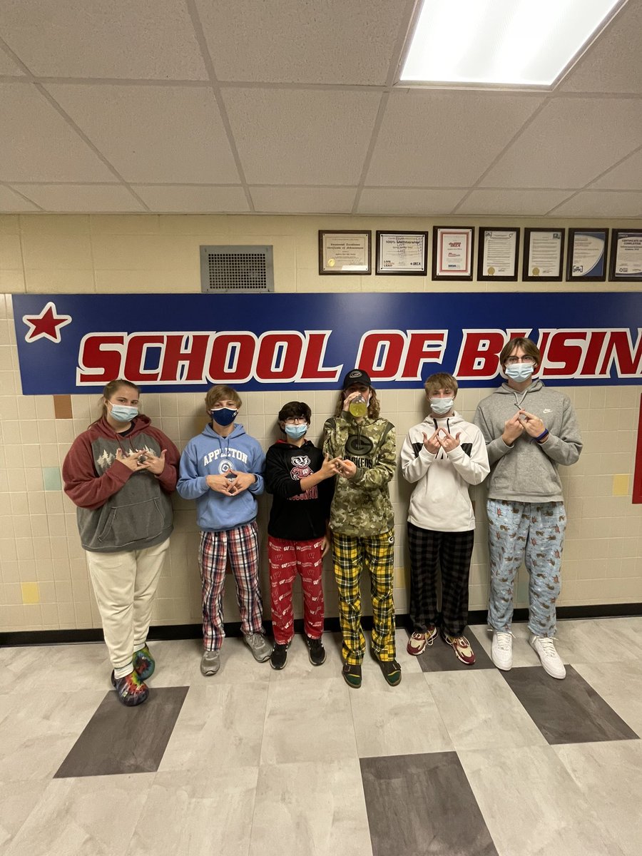 AEastDECA's tweet photo. Check out everyone that dressed up today and made it to our 1st Movie Night! Remember to wear your DECA t-shirt Tuesday for our DECA meeting in the back of the commons during SST! #AEastDECA #DECAWeek #WIDECA 🔷🎉📽💙 https://t.co/bC9DArgfJn