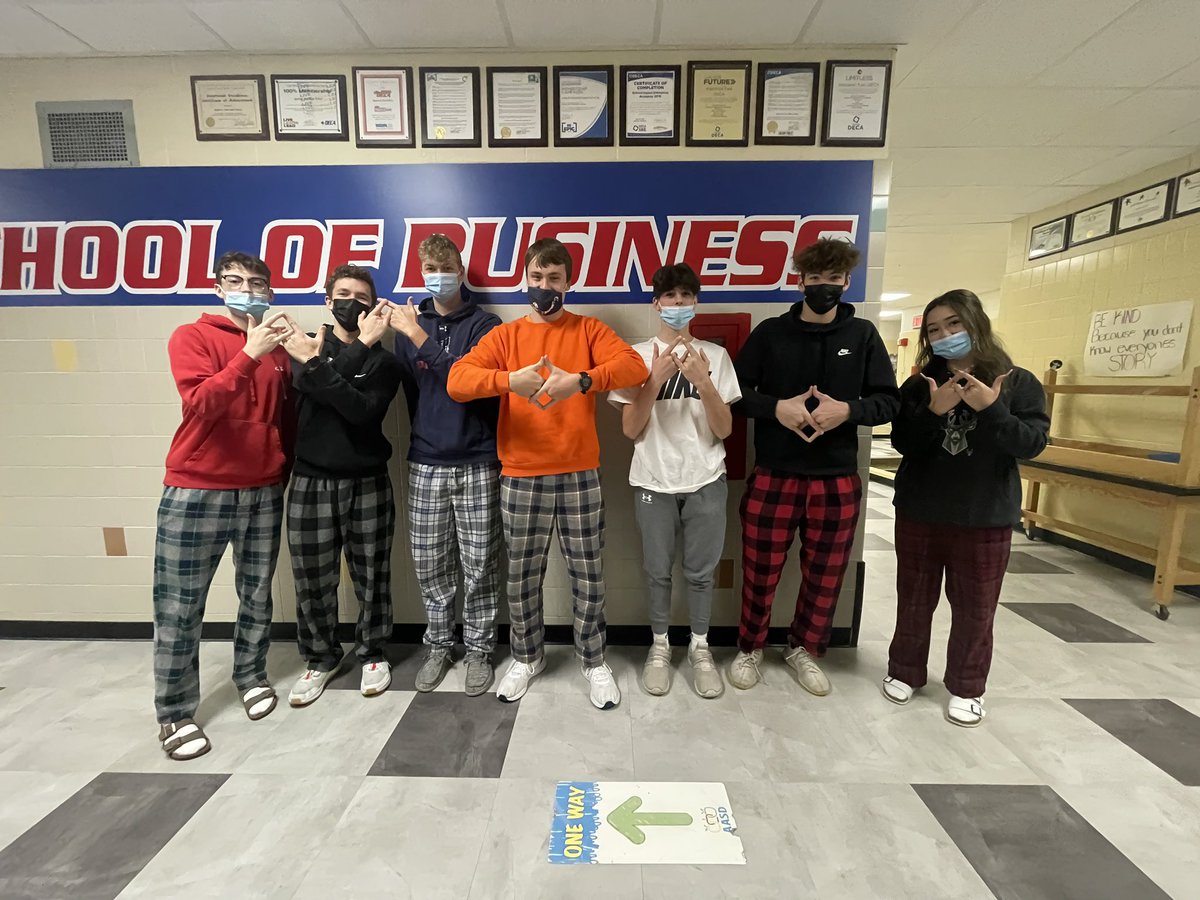 AEastDECA's tweet photo. Check out everyone that dressed up today and made it to our 1st Movie Night! Remember to wear your DECA t-shirt Tuesday for our DECA meeting in the back of the commons during SST! #AEastDECA #DECAWeek #WIDECA 🔷🎉📽💙 https://t.co/bC9DArgfJn