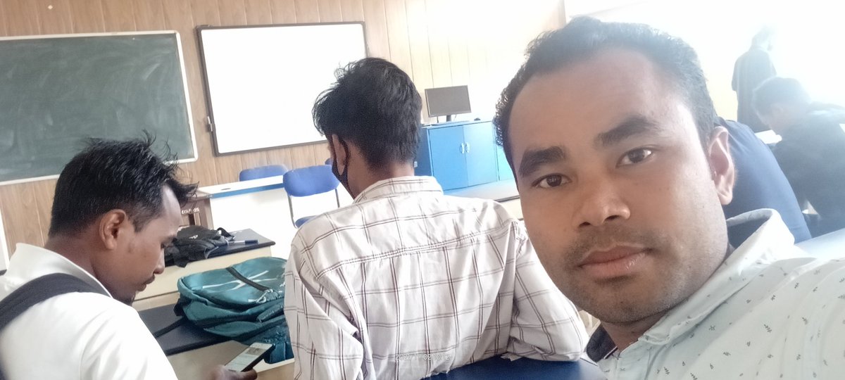 swmdwnnarzary_'s tweet photo. #intheclass https://t.co/uvTeWDQrGV