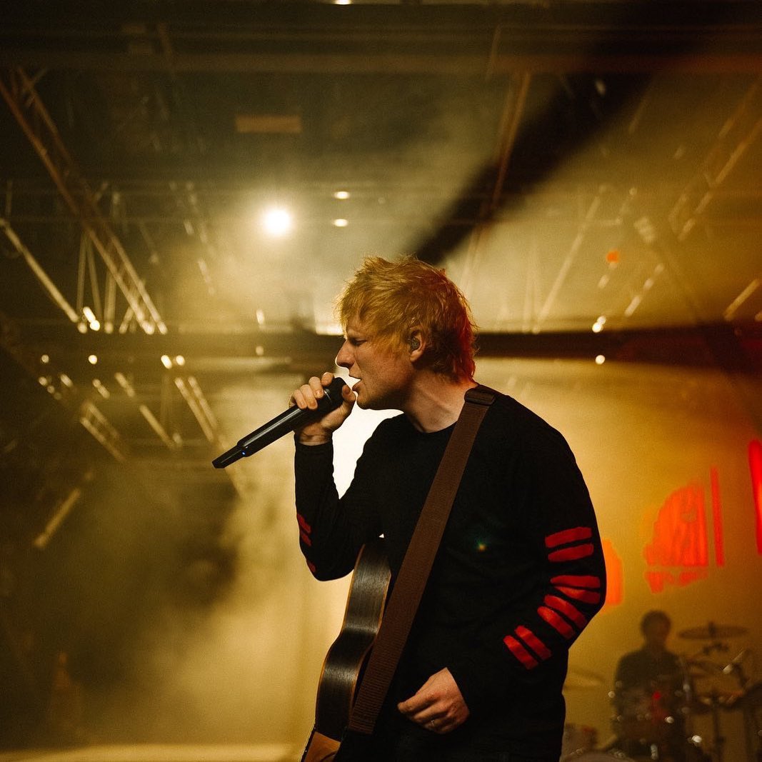 EdSheeran_EU's tweet photo. 📸 teddysphotos: Posting this pic to say I’m released from covid isolation today, so if you see me out &amp; about I’ve had the all clear and done my quarantine. Excited to hit the ground running with work again, and SNL is still on, so tune in Saturday, see you there x 📸 nicminns https://t.co/cacRkOQjWE