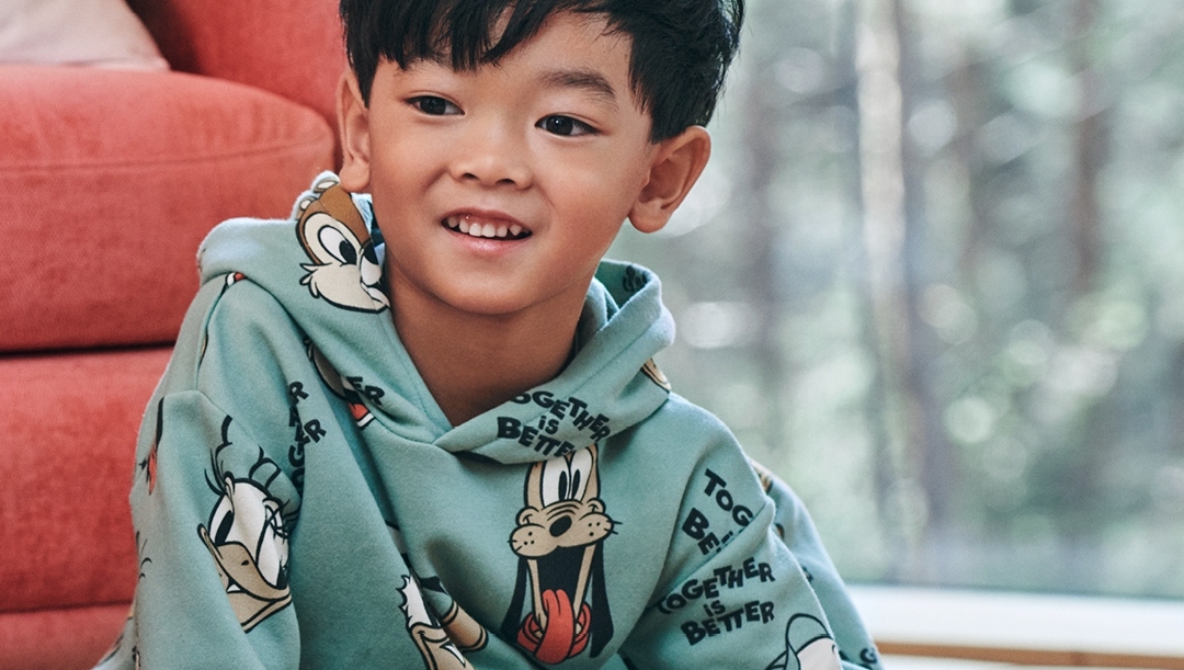 Once a Disney fan, always a Disney fan. Timeless - just like our sweet new collab made from recycled materials. 

#DisneyxHM #HMKids @hmuae #hm #kids #kidsfashion #fashion #sustainableclothing #recycled #saharacentre #shoppingmall #sharjah #uae