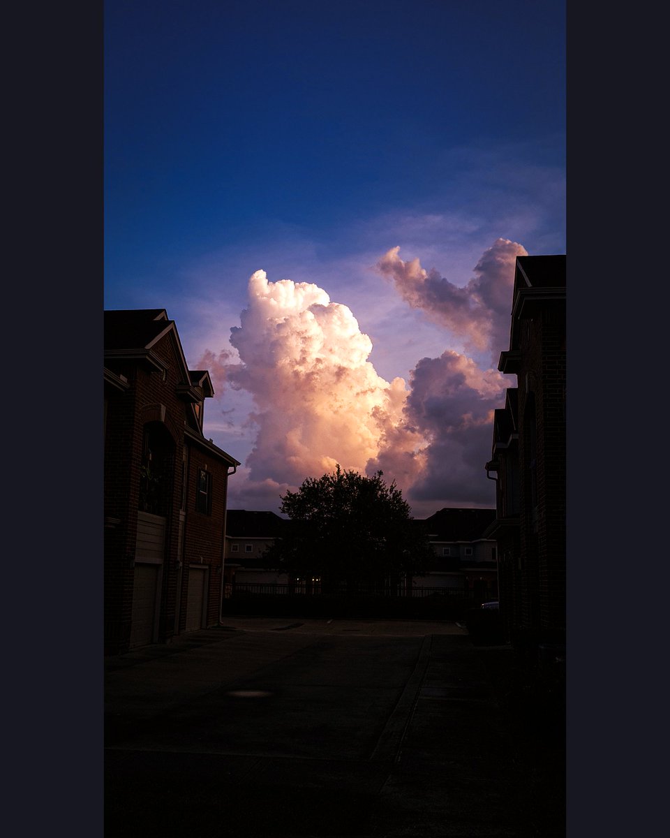 __abrh_'s tweet photo. Real fluffy clouds
#haze #bloom #sunset #sunsetphotography #mobilephotography #photoshoot #photoshop #beautifulsky #colourfulsky #fancysky #lightroom #lightroomedits #photography #fluffy #fluffycloud #fluffyclouds #pinkandbluesky #superclouds #insanesky #lightreflection https://t.co/plLbLjYk6y