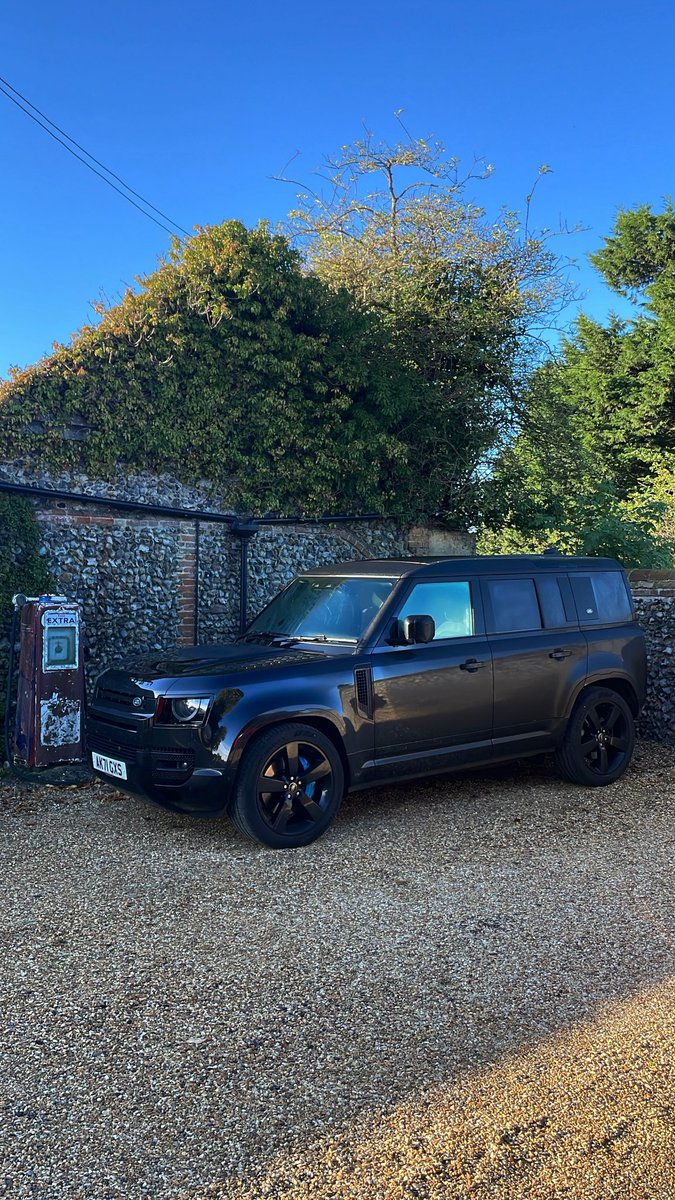 ttsls's tweet photo. I’m busy running up and down the country this week but looking forward to seeing how this tows my trailer when I go to Brooklands to collect my SLS. I think it should have enough grunt. #newdefenderv8 https://t.co/gHDD4ZsLMx