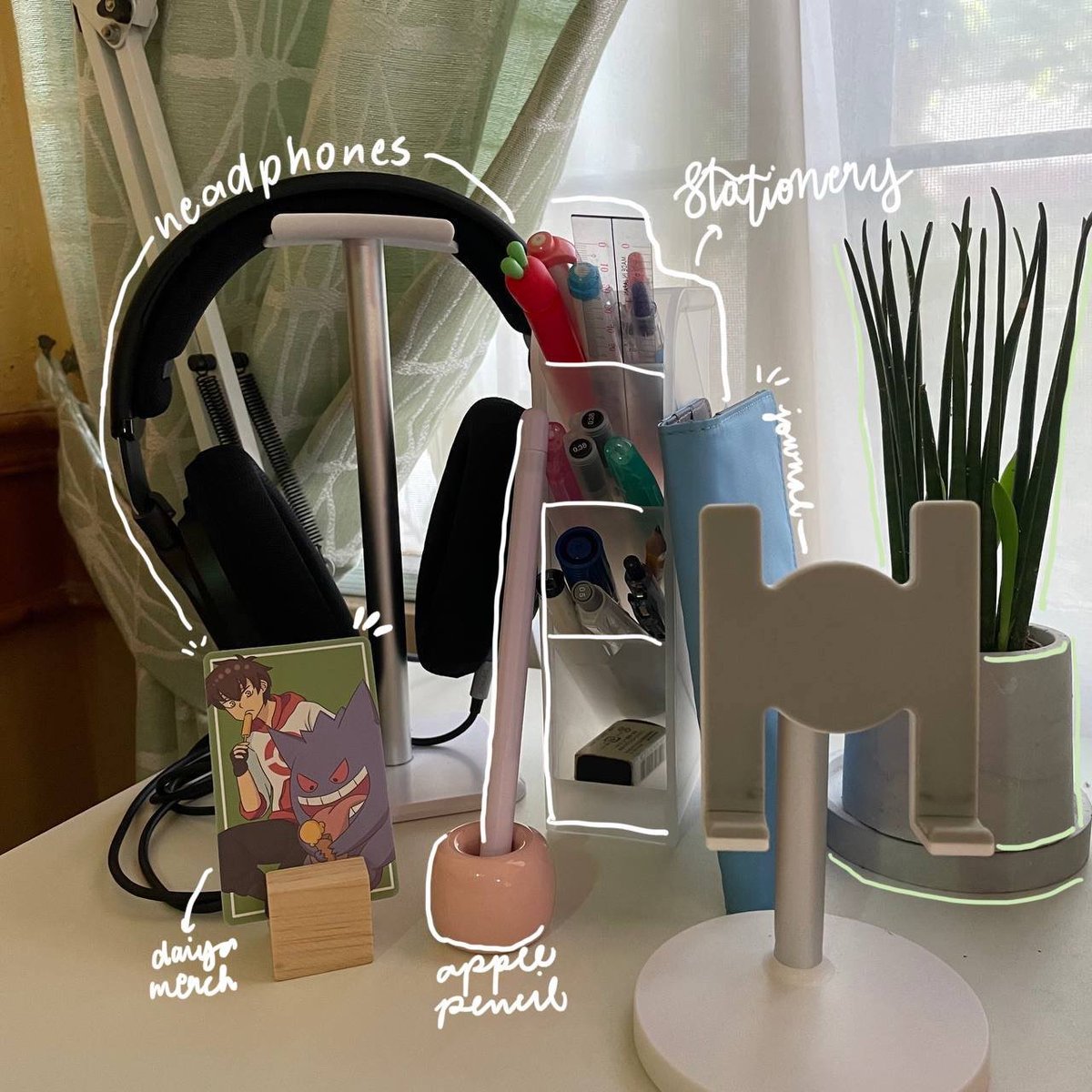 beetudier's tweet photo. everyday i wake up and work at my silly little desk 
#studytwt #studytwtph https://t.co/dI5ZXCnEo6