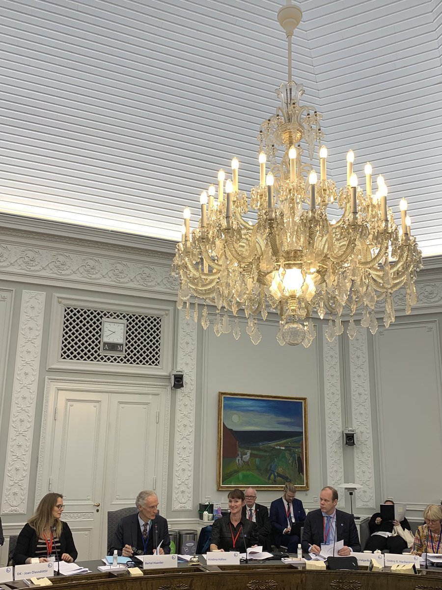 Under en fantastisk kristallkrona i Folketinget diskuterar Nordiska rådets presidium den nordiska budgeten för 2022. President <a href="/BHaarder/">Bertel Haarder</a> leder ordet och sekunderas av rådsdirektören. #nrsession #nrpol