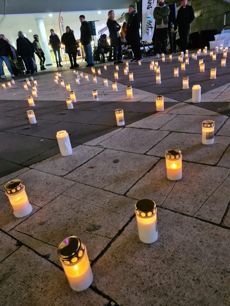 ungakris's tweet photo. Igår deltog Unga KRIS på denna ljusmanifestation på Sergels torg, Stockholm, där narkotikans offer hedrades. #ljusmanifestation #ljusmanifestation2021 #ungakris #uppigen https://t.co/smqzo8K9YN