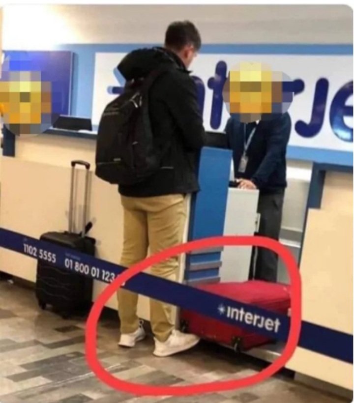 tarknard's tweet photo. Conseil: Si votre valise atteint un poids trop élevé que celui autorisé par l'aéroport, soulevez-le avec votre pied pour baisser le poids et ne pas payer de surplus. https://t.co/vrBGG69QjU