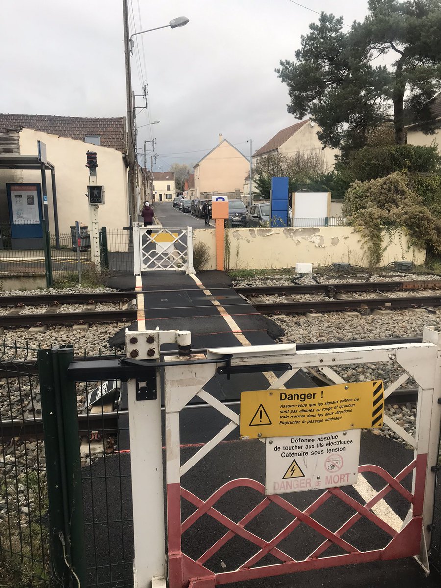 v_blivettribet's tweet photo. @infrapolepn en direct de la gare de #bruyeressuroise 📢Mise en service de l’expérimentation d’un nouveau système d’appui sonore au 🚧 #passageàniveau piéton PN29 ✅ Engagement #sécurité #innovation nationale @SNCFReseau @LigneH_SNCF https://t.co/Ug1xXAnkUQ