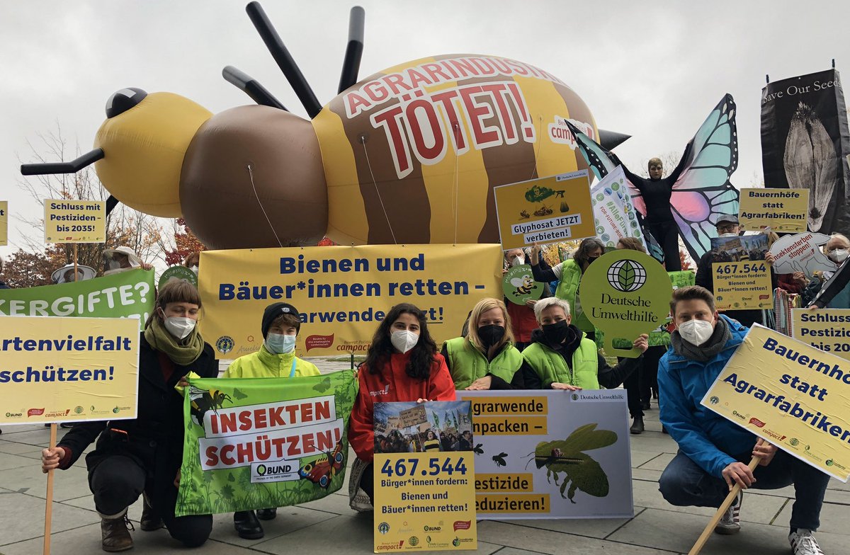 Nicht nur die #Klimakrise muss die nächste Bundesregierung konsequent angehen - auch das #Artensterben. Mehrere NGOs überbringen heute knapp eine halbe Million Unterschriften gegen das Bienensterben. Ein starkes Zeichen zu den #Koalitionsverhandlungen! #BienenUndBauernRetten