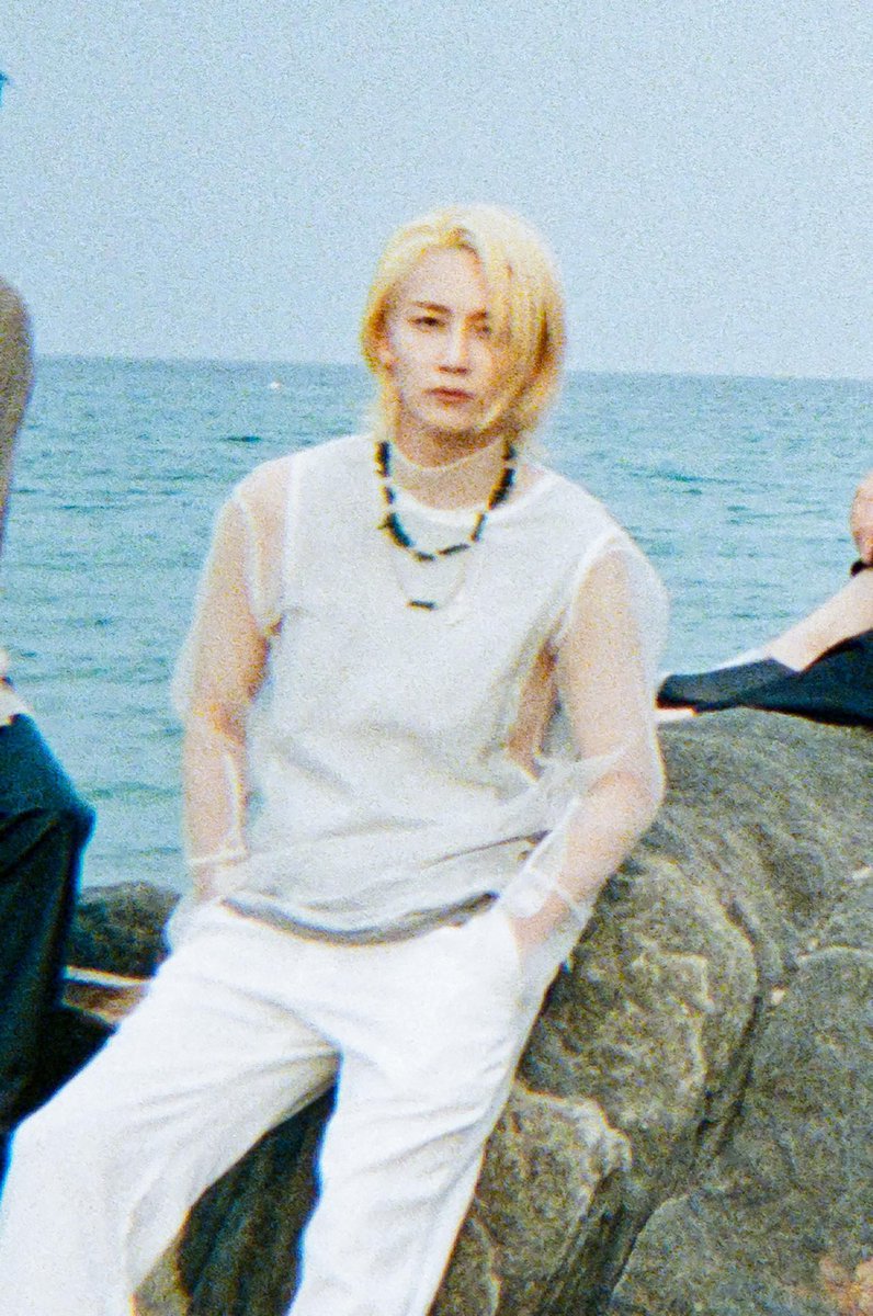 chewchew7_7's tweet photo. 왜 정한오빠만 무슨 <미스테리>울산항에서 발견된 인어 이딴 제목의 유튜브 영상에 나올법한 사진을 올려주셨나요.. https://t.co/cqdjSiInlB