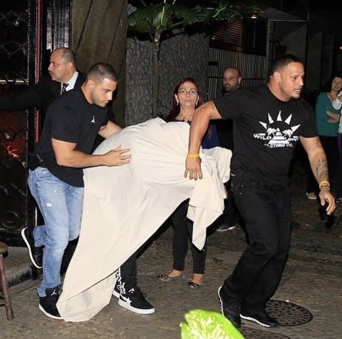 dieforjustindb's tweet photo. Justin Bieber com 19 anos saindo de um puteiro no Rio de Janeiro enrolado em um lençol. Esse é o tweet https://t.co/qdCy00eZ07