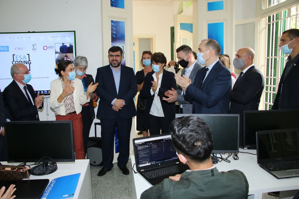 AFD_MidEast's tweet photo. Dans @LOrientLeJour 📰 ce matin, 
“La première école de codage @lab_esa lancée avec succès, de nouvelles antennes en projet”. 
➡️ https://t.co/SauUhJk1Jm

@AmbaFranceLiban @grillo_anne 
@esiee_it @ESABeirut @MaxenceDuault @AFD_France https://t.co/W51F2qrOf6