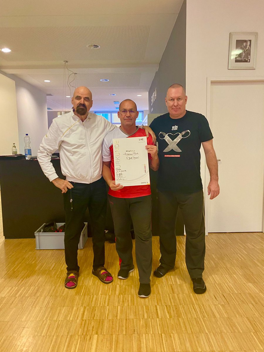GM_Koenig's tweet photo. Am Wochenende hat @DaiSifuGold seinen 7. Meistergrad und Sifu Andreas Plank seinen 6. Meistergrad von @GM_Kernspecht verliehen bekommen. Hiermit nochmal offiziell:  „Gratulation, ich bin stolz auf euch!“ https://t.co/LVwH2myLrh