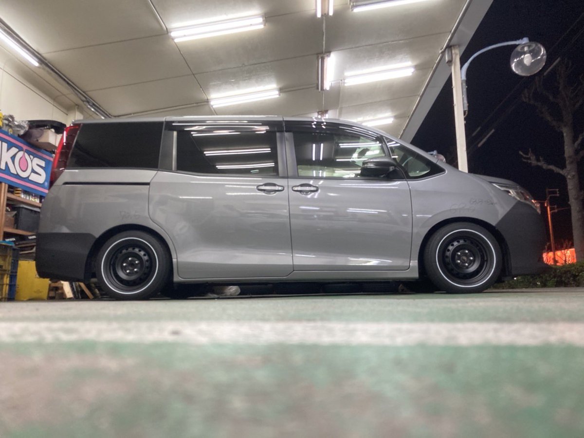 wa_chr_japan's tweet photo. 車がほぼ完成したんで公開✨
80系NOAH前期買いました!
今回はUSDM風の仕様にしました✌️
今までやった事ない仕様やから想像するの大変やった😅😅
なんせホワイトリボンタイヤが可愛い😍
#80noah
#てっちんホイール
#ホワイトリボンタイヤ
#USDM https://t.co/qgza3IQoTc