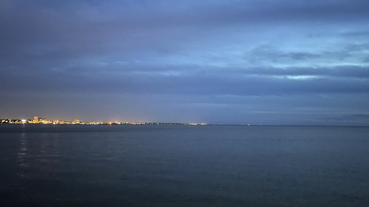 debpolson's tweet photo. Need more practice taking photos post sunset! #LowLight #WhatCurfew https://t.co/QGZo5tp8EN