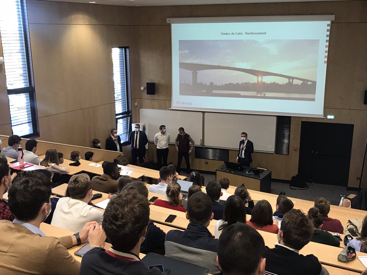 CoubeM's tweet photo. #intervention et témoignages du groupe @eiffage auprès des élèves ingénieurs de dernière année de l'@ESITCCaen avec Xavier MONY Directeur Général d'Eiffage Génie civil https://t.co/wav4tS8DMF