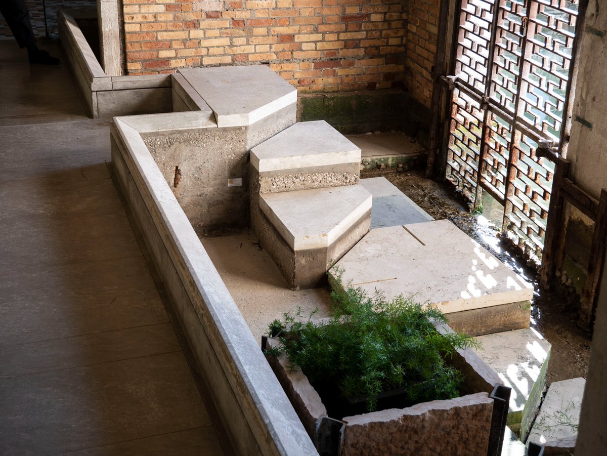 about_buildings's tweet image. At Carlo Scarpa's Fondazione Querini Stampalia in Venice, the tidal water of the canals is allowed into the envelope of the building, and negotiated through channels and raised walkways that allows water to pass through some parts of the gallery (🧵)