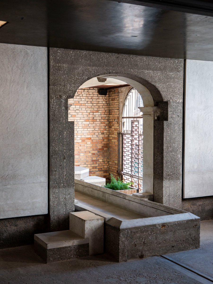 about_buildings's tweet image. At Carlo Scarpa's Fondazione Querini Stampalia in Venice, the tidal water of the canals is allowed into the envelope of the building, and negotiated through channels and raised walkways that allows water to pass through some parts of the gallery (🧵)