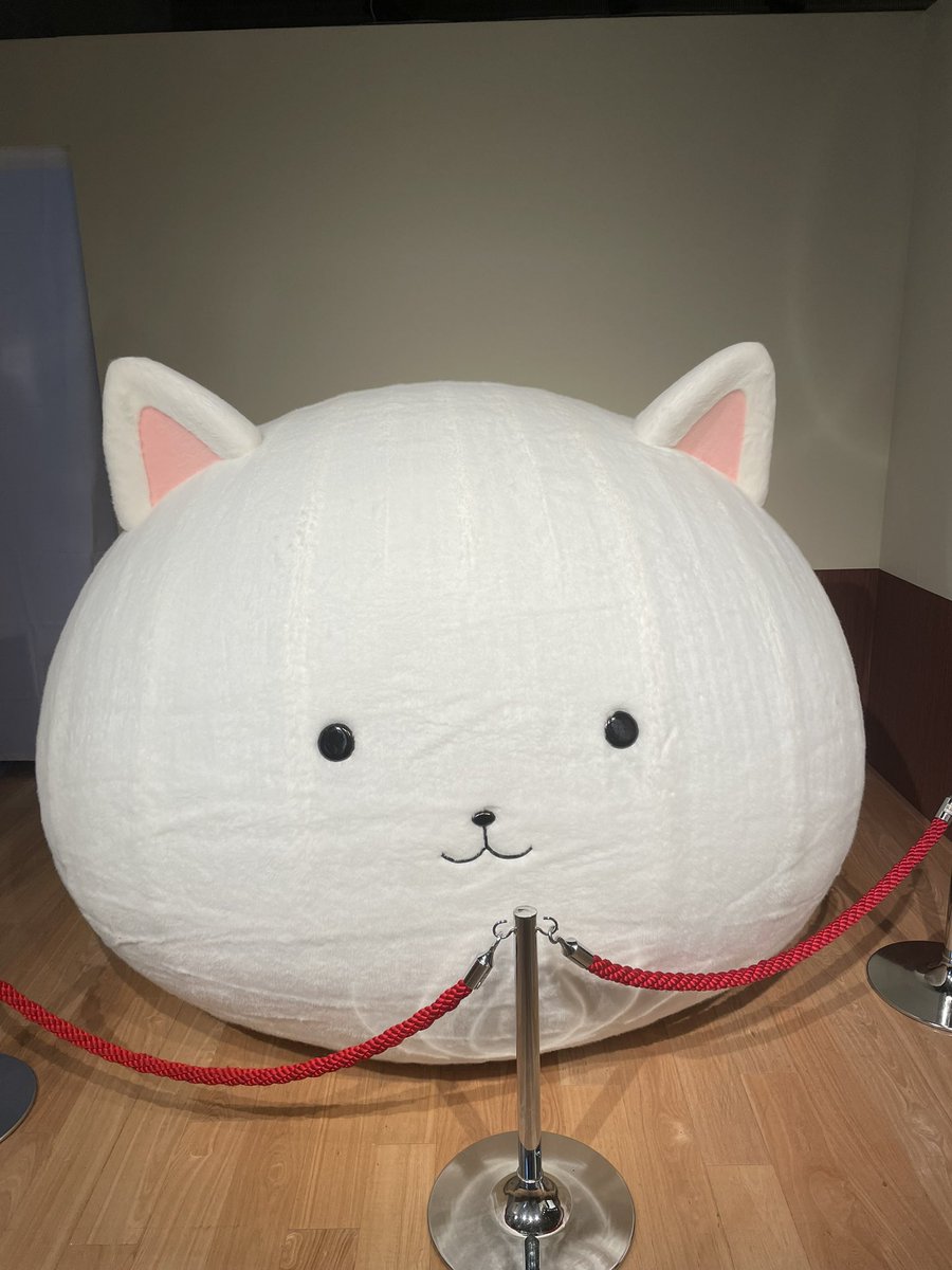 burastar0's tweet photo. ごちうさ展行ってきた。ティッピーデカ！ https://t.co/Q9e4FKnwFA