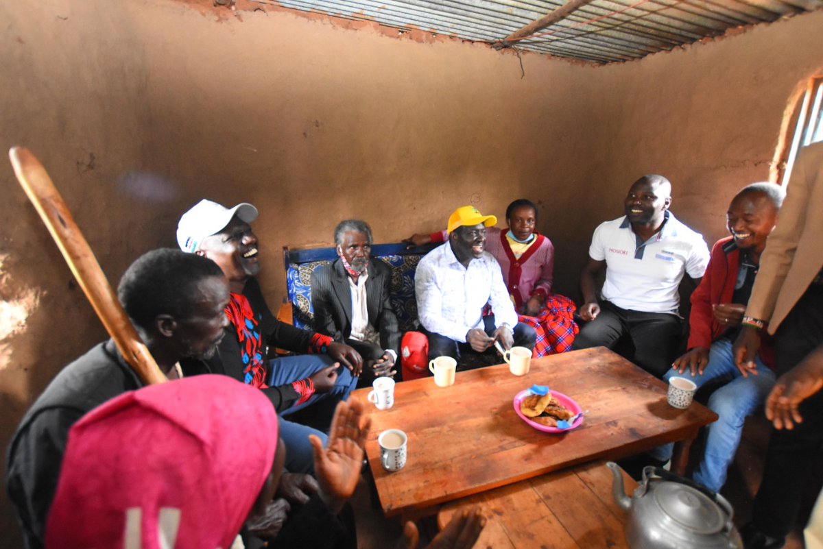 WilliamsRuto's tweet photo. Mbuya mono bwana Zachary Matunda for the cup of tea at your Bottom Up Hotel at Bomwagamo, North Mugirango, Nyamira County.

Bottom Up ndio form! https://t.co/dGXeI0xS2x