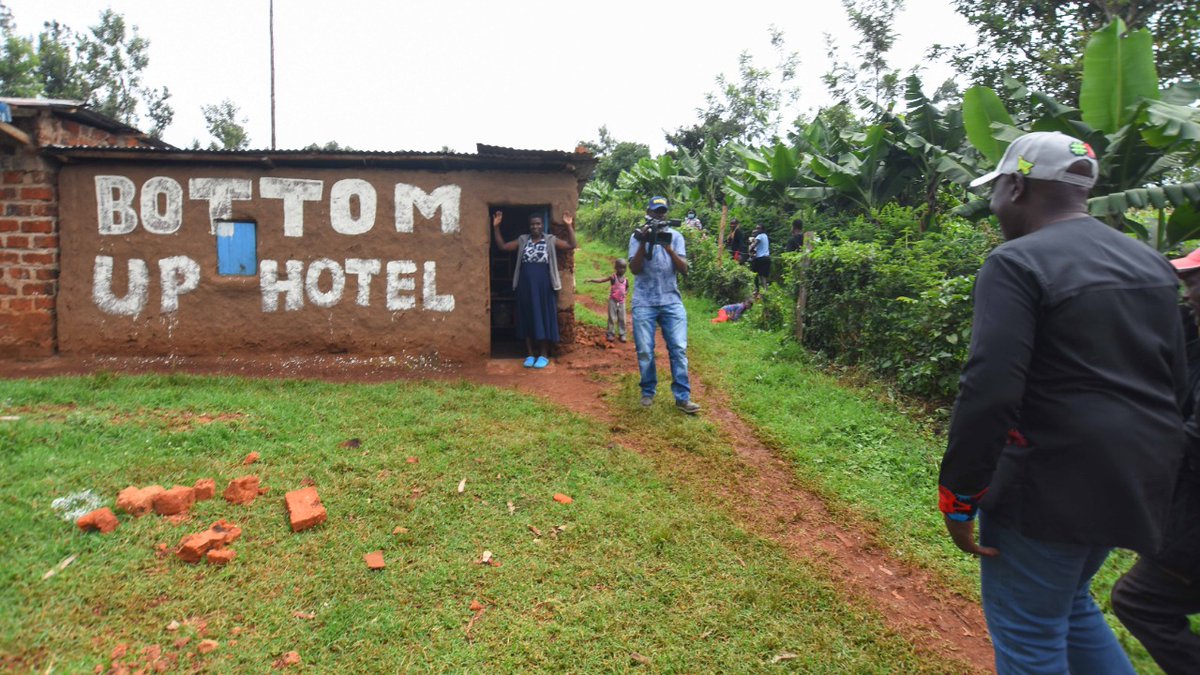 WilliamsRuto's tweet photo. Mbuya mono bwana Zachary Matunda for the cup of tea at your Bottom Up Hotel at Bomwagamo, North Mugirango, Nyamira County.

Bottom Up ndio form! https://t.co/dGXeI0xS2x