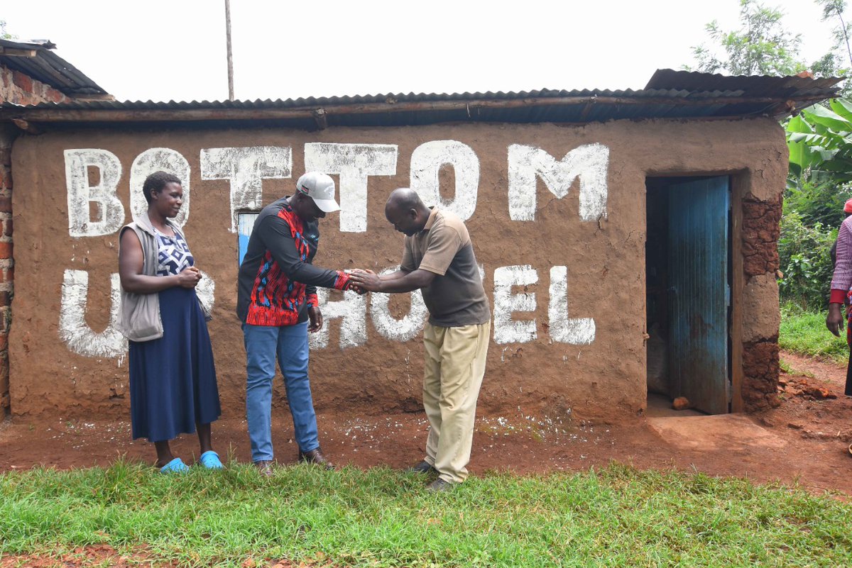 WilliamsRuto's tweet photo. Mbuya mono bwana Zachary Matunda for the cup of tea at your Bottom Up Hotel at Bomwagamo, North Mugirango, Nyamira County.

Bottom Up ndio form! https://t.co/dGXeI0xS2x