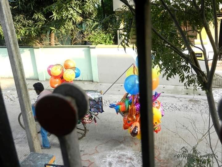 Madhumathi_Inks's tweet photo. "...The balloonwala silently pinches the balloons
That scream-out the colourless journey pedalled by him.."
#Balloons #Balloonwala #Colors #Life #Hardships #Poetry #Art https://t.co/0oh02WJ178