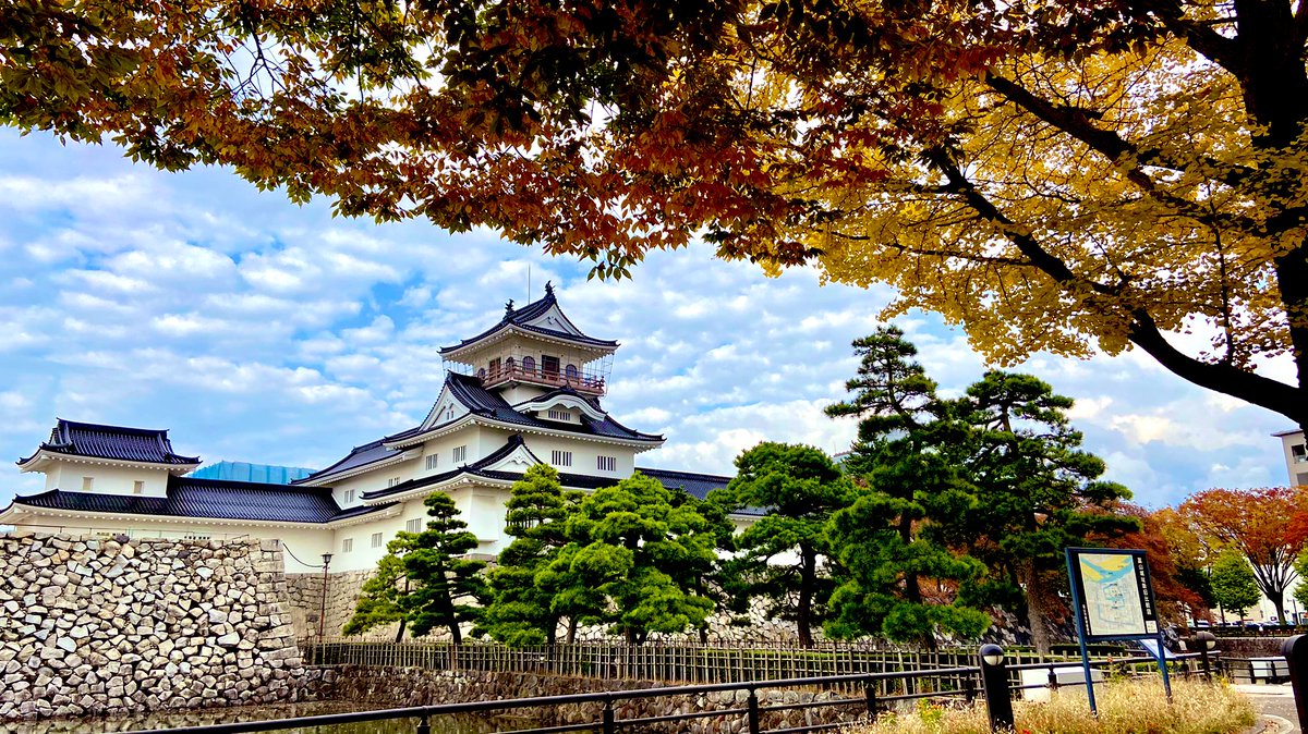 FunamariJ's tweet photo. 紅葉の額縁の中に富山城🖼🍁
フォトジェニックさん https://t.co/N2Dhc8liQM