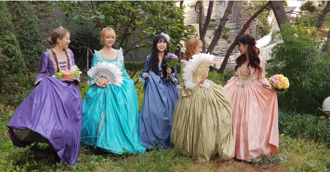 AriazTurkey's tweet photo. Kızlar Kore'nin ilk müzikal filmi olan "하나만 가져갈게"de görüldü 

Kamera arkası fotoğrafları Staffın Instagram hesabından paylaşıldı

#아리아즈 
#하나만가져갈게 #영화 https://t.co/bn64BQCeF2