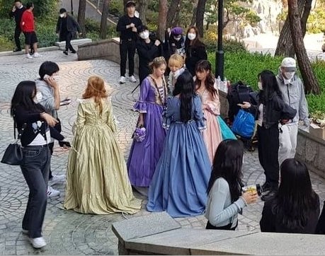 AriazTurkey's tweet photo. Kızlar Kore'nin ilk müzikal filmi olan "하나만 가져갈게"de görüldü 

Kamera arkası fotoğrafları Staffın Instagram hesabından paylaşıldı

#아리아즈 
#하나만가져갈게 #영화 https://t.co/bn64BQCeF2