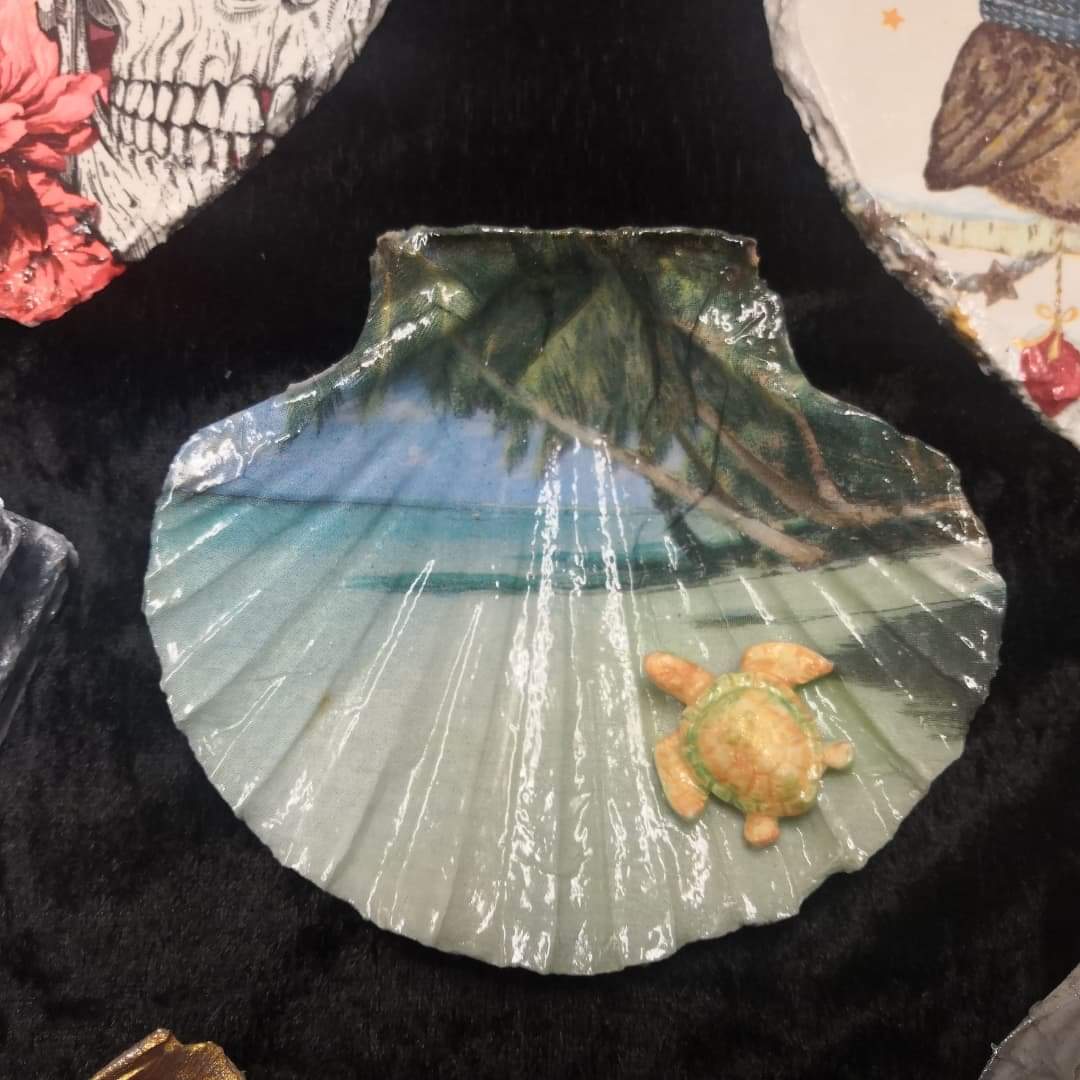 FromSelsey's tweet photo. Tuesday Taster there is a cornucopia of gifts available from @sewingbythesea @Juleswoodglassandcraft and @Seal_Island_homeware  pop in and find that perfect birthday or christmas gift.

#LoveFromSelsey #selseytowncouncil #experiencewestsussex  #bunnleisure #covecommunitiesuk https://t.co/oF2Hk9VS8b