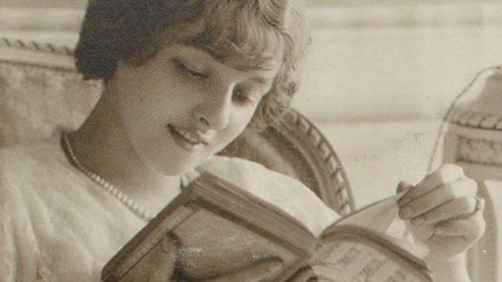 PageDesLettres's tweet photo. 🌄🍂 À la recherche d’œuvres intégrales, de lectures cursives ? 
📚 150 #livres au format epub (pour tablette, liseuse ou ordinateur), sélectionnés par le ministère de l’Éducation Nationale, sont disponibles en téléchargement libre sur @GallicaBnF.
➡️ https://t.co/nOYBxokLqn https://t.co/YXjQTO96DG