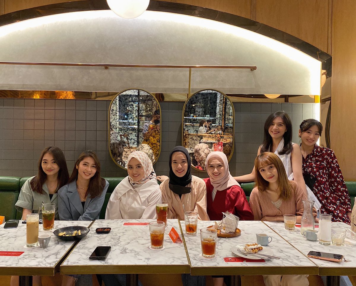 gabywarouw4's tweet photo. Selamat 10 tahun dari kitaaa!

Sebutkan nama dari kiri ke kanan 😛 https://t.co/y5sFCk0W8L