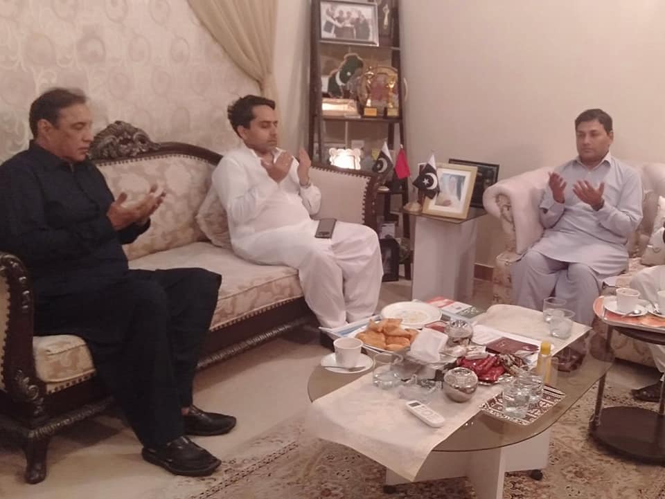 zakfoundation's tweet photo. President ZAK Foundation Akber Ali Khan visited the resident of Justice of Peace Muhammad Aman Pir for condolence of Pir Mushtaq Ahmed son of Former CM Sindh Pir Ilahi Buksh and presented a noble book of Zakir Ali Khan "Riwayat e Aligarh". Member ZAK Qazi Nauman also attended. https://t.co/ipmdyWS3f5