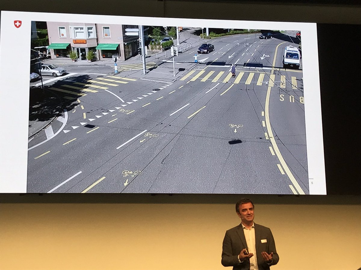 swisstraffic's tweet photo. Velokonferenz in Luzern. Überforderte Radfahrer an komplexen Kreuzungen?
#velo #radfahrer #sicherheit https://t.co/pOd8OSC6CO