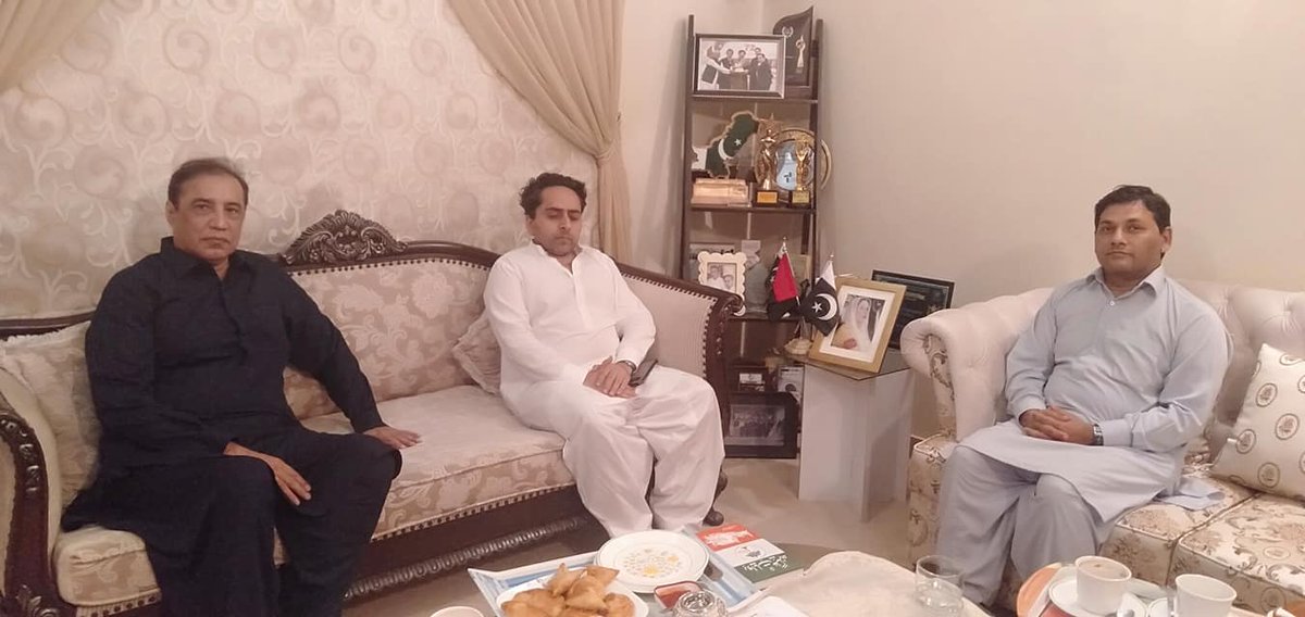 zakfoundation's tweet photo. President ZAK Foundation Akber Ali Khan visited the resident of Justice of Peace Muhammad Aman Pir for condolence of Pir Mushtaq Ahmed son of Former CM Sindh Pir Ilahi Buksh and presented a noble book of Zakir Ali Khan "Riwayat e Aligarh". Member ZAK Qazi Nauman also attended. https://t.co/ipmdyWS3f5