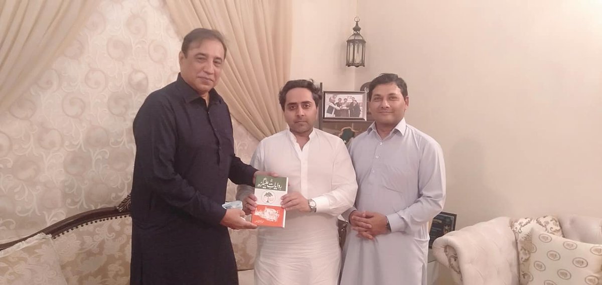 zakfoundation's tweet photo. President ZAK Foundation Akber Ali Khan visited the resident of Justice of Peace Muhammad Aman Pir for condolence of Pir Mushtaq Ahmed son of Former CM Sindh Pir Ilahi Buksh and presented a noble book of Zakir Ali Khan "Riwayat e Aligarh". Member ZAK Qazi Nauman also attended. https://t.co/ipmdyWS3f5