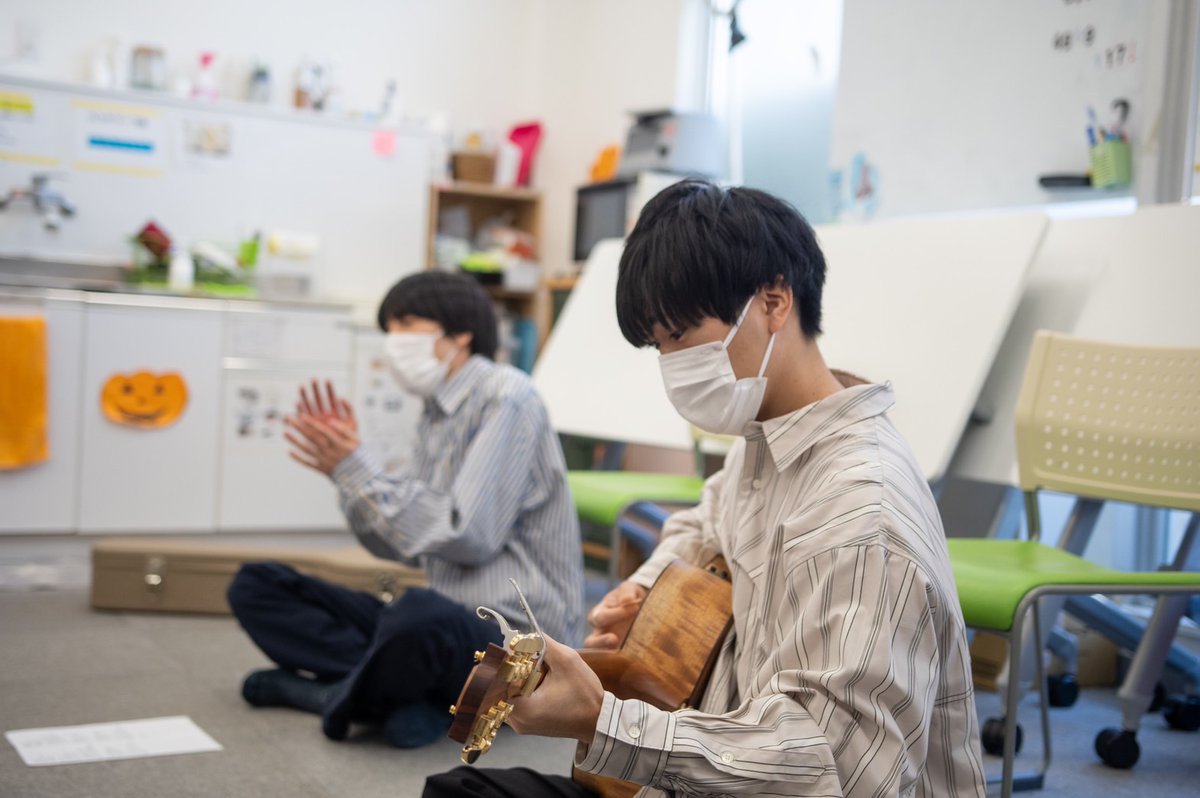 KawaruGawaru_jp's tweet photo. 【Acoustic Live】
放課後等デイサービス星の広場さんに先日まっすー＆た。がお邪魔しました🌠

ライブ中には手拍子、トークタイムにはたくさんの質問をして頂いてとても楽しい時間になりました🎤

温かくお出迎えしていただき本当にありがとうございました🐜
また会える日を楽しみにしています！ https://t.co/YWwkkRwxEC