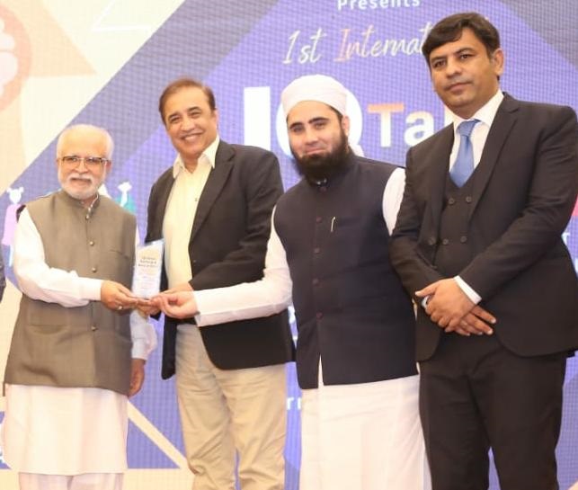 zakfoundation's tweet photo. Special Assistant to Prime Minister Imran Khan, Mr. Mehmood Moulvi presented an Icon Award to Mr. Akber Ali Khan (President, Zakir Ali Khan Foundation) at International Education Summit organized by IQ Tales on Monday 26 October 2021 at Marriott Hotel Karachi. https://t.co/wvBBTKabTx