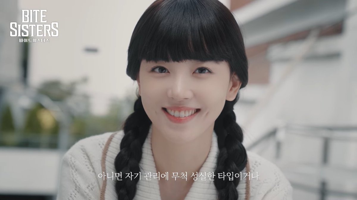 seoinjaes's tweet photo. Why does Yina got to smile like that😭

#BiteSisters #KangHanna #강한나 https://t.co/wh5c0kcMeQ