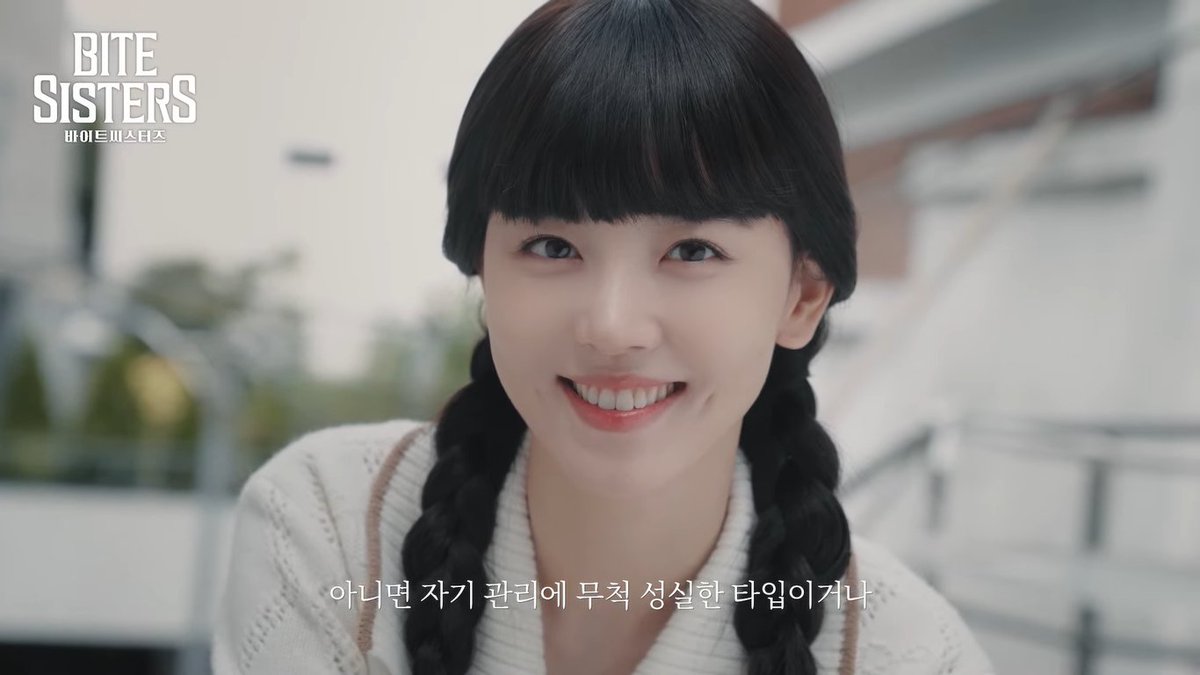 seoinjaes's tweet photo. Why does Yina got to smile like that😭

#BiteSisters #KangHanna #강한나 https://t.co/wh5c0kcMeQ