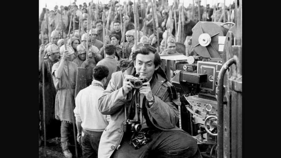 BoldenSkip's tweet photo. Stanley Kubrick on the set of Spartacus (1960). https://t.co/PNTqBfkL98